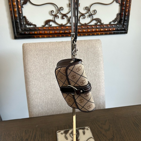 Dooney & Bourke Vintage Signature Canvas & Leather Flap Wristlet EUC - Picture 3 of 11